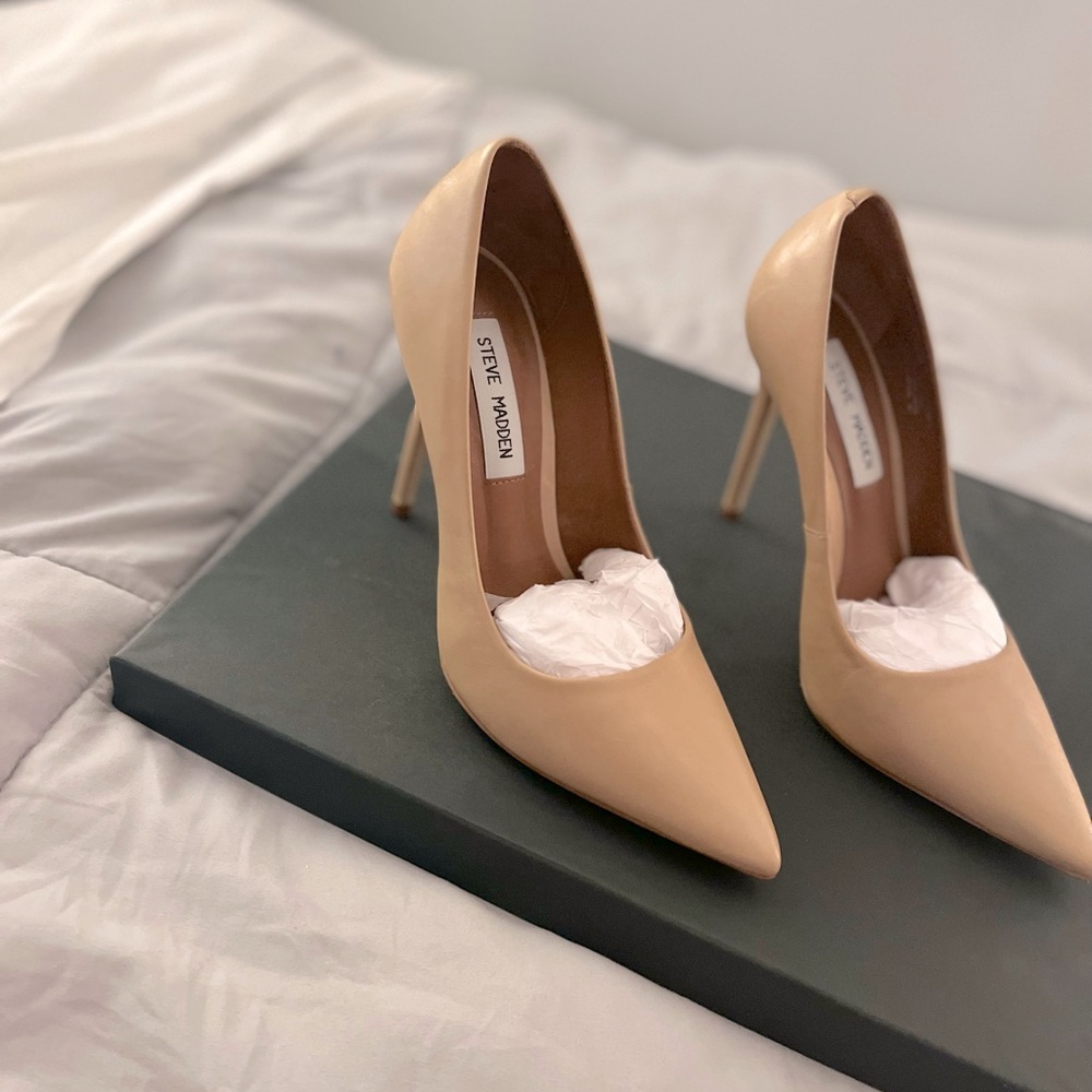 Steve Madden Nude heels